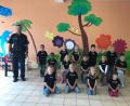 Bild: rpp
Einen aufregenden und informativen Tag erlebten die Vorschulkinder und künftigen Abc-Schützen des Kinderhauses Pusteblume mit Polizeihauptmeister Carsten Landgraf.