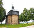Bild: ü
Umgeben von Bäumen steht die Kalvarienbergkapelle Kütschenain.