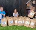 Bild: ner
Die beiden Jugendbeauftragten Andreas Heinz (links) und Barbara Neugirg (rechts) packten für die Kinder der Gemeinden Krummennaab und Reuth bei Erbendorf mit tatkräftiger Unterstützung von Ann-Kathrin Höcht (Mitte) über 250 Ferientaschen.
