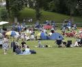 Bild: sck
Den gebotenen Abstand wahren die Auerbacher, als sie es sich zum Blasmusik-Picknick auf dem Schulsportplatz gemütlich machen.