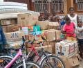 Bild: exb
Die Waisenkinder in Ghana erhielten haufenweise Spenden, über die sie sich freuten.