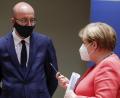 Bild: Stephanie Lecocq
Der Präsident des Europäischen Rates, Charles Michel, und Bundeskanzlerin Angela Merkel diskutieren während des EU-Gipfels.