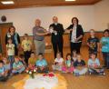 Bild: frd
Für das Engagement von Kirchenpfleger Josef Saller (hinten, Vierter von links) um den Teunzer Kindergarten bedankten sich Pfarrer Herbert Rösl, Kindergartenleiterin Hildegard Kühner (hinten, Dritte von rechts), Gruppenleiterin Martina Fersch (hinten, links) und die Vorschulkinder.