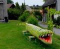 Bild: le
Kunsterzieher Werner Fritz hat sich in den vergangenen Tagen viel Arbeit mit dem Neuanstrich des Alligators, dem Wahrzeichen der Kulturwerkstatt Kalmreuth, gemacht.