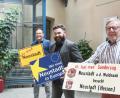 Bild: Gabi Schönberger
Erinnerungsstücke an den Start und Höhepunkte der bisherigen Besuche der Arbeitsgemeinschaft Neustadt in Europa übergeben Hans Schreyegg (von rechts), Sebastian Dippold und Heribert Schubert ans Stadtmuseum und -archiv.
