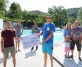 Bild: lei
Gute Laune bei der Spendenübergabe im Freibad (von links): Kirwagemeinschafts-Vorsitzender Thomas Schober, sein Stellvertreter Jürgen Leißner, Gemeindearbeiter Kurz Utz, sowie die Vorsitzenden des Fördervereins, Christian Ludwig und Günther Pürner mit Familie und Enkelin.