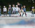 Archivbild: Gabi Schönberger
Beim Ferienprogramm für die kommenden Sommerferien sind auch noch Plätze bei den Skateboardworkshops frei. Gut geschützt können sich die Kinder – wie hier bei einem Kurs von 2017 – auf erste Erfahrungen auf dem Rollbrett freuen.