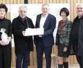 Bild: lep
"Der Kristall" von Reinhard Bauer Architekten BDA aus München hat das Rennen gemacht. Von links: Architektin Inga Mannewitz, Reinhard Bauer, Bürgermeister Jürgen Kürzinger, Schulleiterin Andrea Wolfram und Peter Brückner (Vorsitzender des Preisgremiums) freuen sich, der Bevölkerung das Modell zu präsentieren