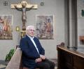 Bild: Gabi Schönberger
Wolf-Dieter Hamperl vor Kunstwerken von Wilhelm Vierling in St. Josef in Weiden. Laut dem Vorsitzenden des Heimatkreisvereins Tachau hat Stadtpfarrer Markus Schmid die verschollen geglaubten Werke vor wenigen Jahren auf dem Dachboden der Kirche entdeckt.