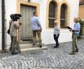 Bild: ga
Das Filmteam begleitete die Fledermausbetreuer Evi Keil und Rolf Dorn. Durch die Sakristei der Unterauerbacher Pfarrkirche St. Nikolaus ging es auf den Kirchendachstuhl zum Besuch der Fledermäuse.