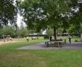 Bild: hcz
Viele Bürger nutzen das Stadtbad zurzeit - jedoch mehr als Park denn als Freibad. Das weitläufige Areal bietet genug Platz, um auch den nötigen Abstand zueinander einzuhalten.