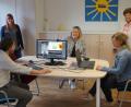 Bild: weu
Ein Glücksgriff in Sachen „Digitale Schule“ ist Peter Grosser. Er hat die technische Umsetzung des Live-Streams organisiert, bei dem Lisa Schambeck, Rektorin Christine Schneider, Elfriede Weiß und Stefanie Bauer (von links) den Erstklasseltern Informationen gaben.