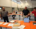 Bild: kro
Per Losentscheid wurde Andreas Malzer (rechts) zum stellvertretenden Vorsitzenden der „Konnersreuther Gruppe“ bestimmt, Stefan Siller (links) hatte das Nachsehen. Zuvor hatte es bei der Wahl und der Stichwahl jeweils einen Patt gegeben. Markus Troesch, Geschäftsstellenleiter der Konnersreuther Marktverwaltung (Mitte), überwachte die Wahlvorgänge.