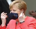 Archivbild: Wolfgang Kumm
Bundeskanzlerin Angela Merkel (CDU) nimmt im Bundesrat ihre Mund- und Nasenschutzmaske ab, bevor sie eine Rede zu Zielen der EU-Ratspräsidentschaft hält.