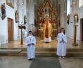 Bild: sl
Leandro de Lazzer (links) mit Pfarrer Adam Nieciecki und Selina Högler (rechts) vor dem Altar -mit Abstand.