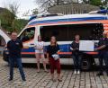 Bild: wku
Die Damen des Kinderbasarteams übergeben eine Spende von 1500 Euro an ASB-Geschäftsführer Andreas Brunner (Zweiter von links) und Vorsitzenden Roland Löb (Dritter von rechts) für den Wünschewagen.