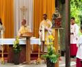 Bild: wbe
Beim Gottesdienst am Freialtar (von links):
Gemeindereferentin Katharina Laurer, Weihbischof Rerinhard Pappenberger und Kaplan Lucas Lobmeier.