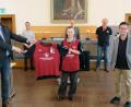 Bild: Susanne Schwab/exb
Oberbürgermeister Michael Cerny (links) übergibt im Beisein von Stefan Bruckner, Bernhard Mitko und Hans-Jürgen Haas (hintere Reihe, von links) die beiden Ehrentrikots des 1. FC Nürnberg an Carmen Birner vom Busunternehmen Reichert sowie Rolf Wilschütz von der Firma Linzer (rechts).