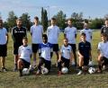 Bild: exb
Die Weidener Stützpunkttrainer Klaus Rodler (links), Andreas Bauernfeind (Zweiter von links) und Stefan Grünauer (rechts) haben die Spieler des Jahrgangs 2005 aus dem DFB-Stützpunktsystem verabschiedet.