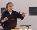 Bild: Uwe Walzenbach/exb
Dirigent Dieter Müller richtet derzeit jede einzelne Probe individuell aus. Das Singen macht aber trotz Corona-Auflagen den Chormitgliedern viel Spaß.