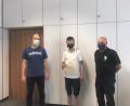 Bild: exb/Gymnasium Eschenbach
Der Koordinator für Mathematikwettbewerbe Oberstudienrat Uli Dünzl (links) und Schulleiter Peter Schobert (rechts) gratulieren Landessieger Robert Gorny.