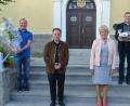 Bild: dob
Seit mehr als 30 Jahren ist Annemarie Schwägerl in der Sakristei in der Benefiziumskirche St. Johannes Nepomuk in Waldau als Mesnerin verantwortlich. Jetzt dankten ihr Dekan Alexander Hösl (Zweiter von links), Kirchenpfleger Helmut Graf (links) und Pfarrgemeinderatssprecher Alexander Koller (rechts) für diesen wichtigen Dienst.