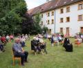 Bild: kro
Zahlreiche Gläubige waren der Einladung der evangelischen Kirchengemeinde Waldsassen zu einem Gottesdienst im Pfarrgarten gefolgt.