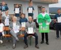 Bild: frd
Die erfolgreichsten Schützen der beiden Vereinsmeisterschaftsturniere sind mit Urkunden ausgezeichnet worden. Schirmherr Philipp Troppmann (Zweiter von rechts) gratulierte zu den Ergebnissen.