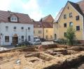 Bild: Hirsch
Beim Graben am Spitalplatz in Schwandorf entdeckten die Bauarbeiter Reste der historischen Stadtmauer und über 400 kleinere Fundstücke. An dieser Stelle soll eine Außenstelle des Landesjugendamtes entstehen.