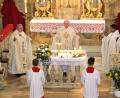 Bild: boj
In der Pfarrkirche Sankt Martin fand der Festgottesdienst zum Priesterjubiläum von Pfarrer Max Stigler (links) statt. Die Eucharistie feierte er in Konzelebration mit Pfarrer Herbert Rösl und Kaplan William Akkala.
