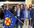 Bild: exb
Das umstrittene Bild mit Paneuropa-Fahne vor dem Rathaus in Cheb mit dem Vorsitzenden Bernd Posselt (dritter von links) und dem Waldsassener Unternehmer Luis-Andreas Hart (rechts).