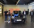 Bild: dob
Jessica Koller, die aus Moosbach stammt und mittlerweile in Fensterbach wohnt, (Zweite von links) freute sich über einen nigelnagelneuen Mini Countryman im Wert von über 44 000 Euro. Geschäftsstellenleiter Anton Zilbauer (Dritter von rechts) und Kundenberater Tobias Zeller (Zweiter von rechts) waren mit vor Ort und gratulierten der Gewinnerin recht herzlich.