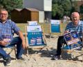 Bild: Hirsch
Kinobetreiber Frederik Hohrath (links) und Hausherr Karl-Heinz Saur (rechts) freuen sich über die Prämie aus dem bayerischen Filmfonds und werben für die Filmnächte, die am Donnerstag, 23. Juli, im Stadtpark beginnen.