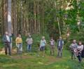 Bild: tr
Rund 20 Interessierte nutzten die Gelegenheit, sich über anstehende Maßnahmen der Bayerischen Staatsforsten im Wald am Gommelberg zu informieren.