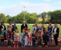 Bild: fks
Die zwölf Vorschulkinder wurden mit Schultüte feierlich aus dem Kindergarten verabschiedet. Mit ihnen freuen sich Kindergartenleiterin Brunhilde Mannich (hinten, Dritte von links) mit ihren Mitarbeiterinnen und Pfarrer Christoph Zeh (hinten, Mitte).