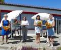 Bild: wbe
Zum Schuljahresende heißt es an der Jahn-Grundschule für ein Qzartett, Abschied zu nehmen. Vorne von links Konrektorin Sabine Lubich, Schulleiterin Andrea Dechant, Lydia Vecarro, Katharina Funke und Martin Melchner;
im Hintergrund das Duo "Na Dann", Nadine Hofmann und Andreas Fischer.