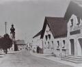 Bild: exb
Die Aufnahme von 1937 zeigt die Kirche nach dem Brand mit dem neuen Turm und am Tillyplatz auf der linken Seite die Tankstelle und das Geschäftshaus Müller (Waldmüller) und rechts die Anwesen Lang (Alisn), Wild (Gougl) und Meckl (Pöiterlsimmer).