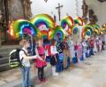 Bild: öt
Mit ihren Regenbogen-Ballons in der Hand sangen die Vorschulkinder zum Ende der Andacht „Komm lass uns die Welt bemalen in Regenbogenfarben“.