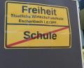 Bild: rn
Die Abschlussprüfungen sind geschafft und für die Eschenbacher Wirtschaftsschüler beginnt ein neuer Lebensabschnitt. Dazu weist ein "Ortsschild" den Absolventen in einem Auto-Konvoi den Weg in die Freiheit.