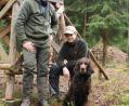 Bild: privat
Jagdpächter Rainer Bayer ist im Revier Guttenberg mit seinem Sohn Luca unterwegs zur Wildfütterung. Nicht dabei fehlen darf natürlich Aron, der siebenjährige braune Wachtelhund.
