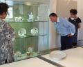 Bild: Bühner
Oberbürgermeister Jens Meyer blickt auf den Porzellan-Stempel von Bavaria Ullersicht. Mit dabei Kulturamtsleiterin Petra Vorsatz (links) und Keramik-Museumsleiterin Stefanie Dietz.