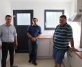 Bild: soj
Bürgermeister Wolfgang Söllner (von links), Marco Kellner und Zweiter Bürgermeister Michael Sticht bei der Besichtigung der neuen Küche im Kiosk des Freibades Selingau.