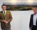 Bild: exb
Bürgermeister Markus Schiesl (rechts) stattete Landrat Thomas Ebeling seinen Antrittsbesuch ab.