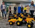 Bild: R. Kreuzer
Die Vertreterinnen der fünf Kindergärten freuen sich über die Spielzeugtraktoren von (hinten, von links) Tobias Hero und Tobias Stemmer