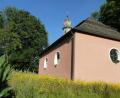 Bild: Portner
Die Jakobskirche bei Fuchsberg, umrahmt von Blumen am Jakobsweg und Goldsteig gelegen, ist das Ziel vieler Pilger und Wanderer. Im Jahr 2016 kam Weihbischof Reinhard Pappenberger vorbei, um das Jubiläum „250 Jahre Jakobikirche“ und den Abschluss der Innensanierung mitzufeiern.