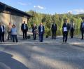 Bild: Eichl
Das jüngste Nationale Geotop im Rücken: Landrat a. D. Karl Döhler, MdL Stephan Oetzinger, Bürgermeister Thomas Meiler, Regierungspräsident Axel Bartelt, der stellvertretende Landrat Albert Nickl, der Leiter des Amtes für Ländliche Entwicklung, Thomas Gollwitzer, Naturpark-Geschäftsführer Stefan Härtl, Biologin Mathilde Müllner, der Leiter des Geo-Zentrums, Frank Holzförster, und Geopark-Geschäftsführer Andreas Peterek (von rechts).