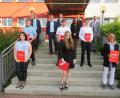 Bild: adj
Mit den Klassenlehrern, Rektorin Gabriela Reitinger Maier und den drei Bürgermeistern stellten sich die Klassenbesten der 9. und 10. Abschlussklasse der Mittelschule Altenstadt in gebührendem Abstand zum Erinnerungsfoto. Vorne von links:
Lara Cimbal, Tamara Rottmann und Anja Mai; Zweite Reihe von links: Stefan Gruber, Luca Schumacher und Alexander Rutkowski.