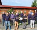 Bild: grm
Der RC 07 Irchenrieth unterstützt die Spendenaktion der Pfarrei Michldorf für Pater Danko in Ruanda zur Linderung der dort derzeit herrschenden Notsituation infolge der Corona-Pandemie. Albert Gruber übergibt zusammen mit den RC 07-Mitgliedern 500 Euro an Pfarrer Alfons Forster.