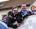 Bild: gb
Vorsitzende Tanja Gradl zusammen mit Präsident Georg Krapfl (links) und Vizepräsident Jonas Rehberg auf dem Prunkwagen: Solche Bilder wie beim diesjährigen Faschingsumzug in Neustadt/WN wird es in der kommenden Session nicht geben. Die Faschingsgesellschaft Plößberg hat für 2020/21 alle Veranstaltungen abgesagt.