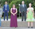 Bild: heb
Trotz Corona schafften die M-Zug-Absolventen (vorne, von links) Lukas Steiner (M 10 b), Anja Gradl und Leni Richtmann (beide M 10 a) beste Prüfungsnoten. Rektor Jürgen Bayer und Zweiter Bürgermeister Peter Gold (hinten, von links) gratulierten.